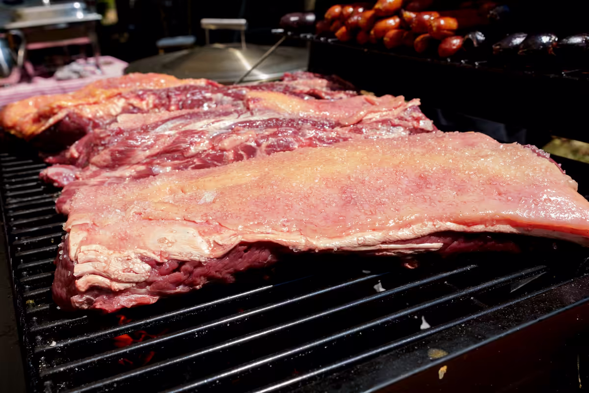 Asados y parrilladas en Villeta Costillas y cortes de carne asándose sobre la parrilla durante un servicio de asado en Villeta