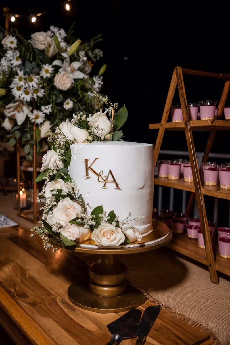 Torta de boda personalizada en Villeta Torta de boda blanca personalizada con las iniciales de los novios y flores naturales, en Villeta
